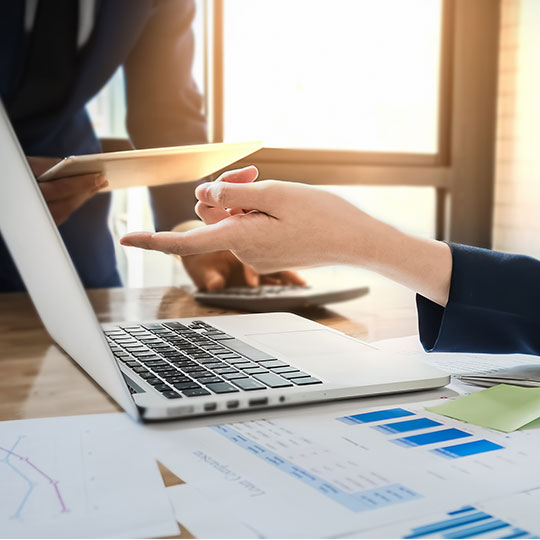 hands showing something in a laptop