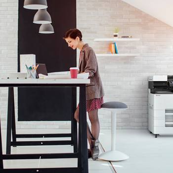 Print reliably with high quality woman working in a modern office