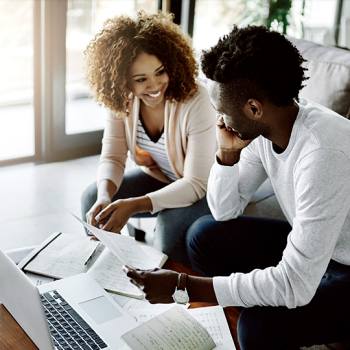 Applications to help with digital transitioning people discussing with tablets