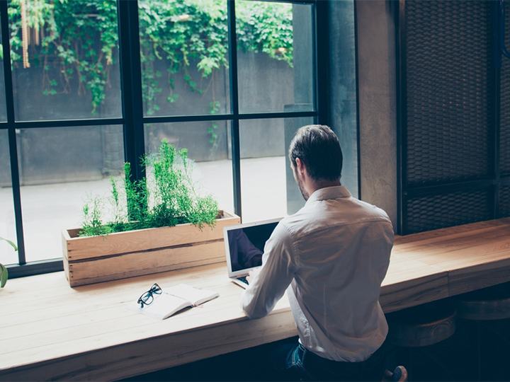 Read Gartner’s Magic Quadrant man working with a laptop